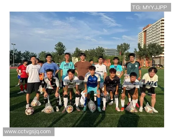 大脸足球球星逆袭绿茵赛场展现独特魅力引发球迷热烈讨论